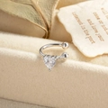 Elegante ear cuff a cuore in zircone argento per orecchie senza buco su sfondo beige - Bianco (Pezzo Singolo)