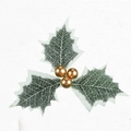 Decorazione di agrifoglio natalizio con foglie verdi e bacche d'oro su sfondo bianco - 3 Bacche dorate foglie di agrifoglio
