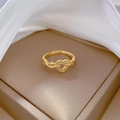 Detalle macro de anillo de corazón dorado ajustable con diamantes sobre seda - Abierto Ajustable / Dorado (R131)