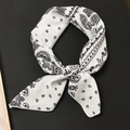 Carré en coton et lin blanc avec motif paisley noir noué élégamment - 55x55cm / Cachemire Blanc