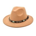 Détail d'un chapeau fedora en feutre camel avec bandeau en similicuir et perles turquoise - Chameau