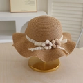 Detail eines Strohhuts mit weißem Spitzenband und zwei gehäkelten Blumenakzenten - 52cm (3-6 Jahre) / Einzelne Mütze - Khaki