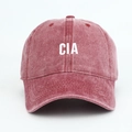 Dettaglio del ricamo CIA e della trama in cotone lavato sul berretto da baseball rosso - Regolabile / Borgogna