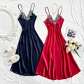 Elegante camisón de satén de seda azul y rojo con detalles de encaje plateado - S / Azul Marino + Rojo