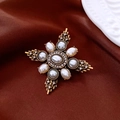 Dettaglio di una spilla vintage placcata in oro con perle e cristalli a raggiera - 10# Fiore Sunburst Perla Oro Antico