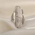 Détail d'une bague feuille de ginkgo argentée avec motif ajouré sur tissu de soie beige - Couleur Acier Feuille de Ginkgo