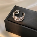 Dettaglio dell'anello di perle placcato oro 18 carati con zirconi su portagioie nero - Aperto Regolabile / Argento