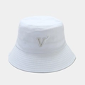 Détail d'un bob en coton blanc avec logo V brodé en gris et bordure à coutures multiples - M (56-58cm) / Blanc