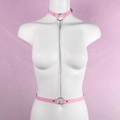 Körpergeschirr aus rosa PU-Leder mit silbernen Metallketten auf weiblicher Schaufensterpuppe - Rosa