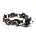 Dettaglio di cintura vintage in pelle nera con borchie turchesi e anelli in metallo oro - Bronzo Nero