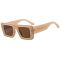 Schicke cremefarbene quadratische Sonnenbrille mit braunen Gläsern im 45-Grad-Winkel - Einheitsgröße / Tee (C4)