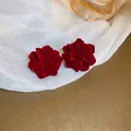 Orecchini a perno vintage francesi con fiori di camelia floccati bordeaux effetto velluto - Fiore Rosso (Perno in Argento-Rosso)