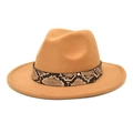 Détail du chapeau en laine camel avec ruban en similicuir serpent et rivet en métal - M (56-58cm) / Chameau