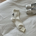Weiße Socken aus Baumwollmischung mit Stickerei und eleganten silbernen High Heels - Schleifenstickerei-Stil (sm) / Weiß