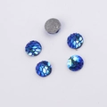 Dettaglio di perline da 8mm con trama a scaglie di pesce blu e supporto in metallo - 8mm / Blu Scuro (N.7)