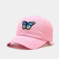 Détail de la casquette rose en coton avec broderie de papillon bleu de haute qualité - Réglable / Rose