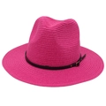 Vista dettagliata del cappello Panama in paglia rosa con trama fitta e cinturino in pelle nera - Taglia Unica (Paglia Piatta) / Rosa Rossa (Fascia in Pelle Nera)
