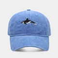 Vista detallada del bordado de orca en una gorra de béisbol vintage de algodón azul claro - Ajustable / Azul claro