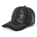 Dettaglio del berretto in denim nero lavato con numeri in strass e cuciture bianche a contrasto - Regolabile / Nero
