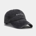 Dettaglio del cappellino in cotone lavato grigio con ricamo bianco baba stile vintage - Regolabile / Nero