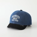 Dettaglio ricamo lettere Brooklyn su cappellino in denim bicolore per bambini - 50cm (1-3 anni) / Nero
