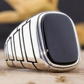 Vue macro détaillée d'une bague vintage en argent pour homme avec pierre noire rectangulaire. - US 6 / AJZ3584-Pierre noire rectangulaire rainurée