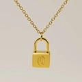 Collier cadenas doré avec une lettre Q gravée sur une chaîne à maillons délicats - Style Lettre Q