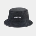 Détail d'un bob en coton délavé avec broderie New York et œillet d'aération métallique - M (56-58cm) / Noir