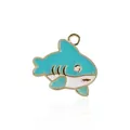 Haifisch-Anhänger aus Goldlegierung mit blau-weißer Emaille für DIY-Schmuck - Hai / Seeblau