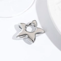 Pendentif étoile argentée en métal creux poli pour bijoux DIY sur fond blanc - Étoile Argentée