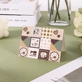 Tarjeta de felicitación con diseño de sastre, máquina de coser y oso en fondo verde - Hogar/Máquina de coser