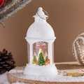 Nahaufnahme einer weißen Weihnachtslaterne mit Kerzenlicht und festlichem Baumdruck - Weihnachtsbaum