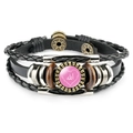 Détail du bracelet en cuir tressé avec perles et inscription arabe Allah sur rose - Fleur & Rayures