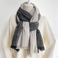 Minimalistischer Baumwoll-Leinen Schal mit grauen und beige Streifen und Fransen - Schwarz und Grau