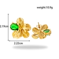 Gouden bloemoorbellen met smaragdgroene zirkoon en roestvrijstalen afwerking - Gouden Bloem Groene Edelsteen Stijl (ER-1385)