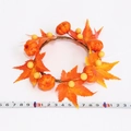 Ghirlanda autunnale con foglie di acero, zucche e bacche gialle su anello di vite con metro - Diametro interno 8cm / Foglia d'acero autunnale e zucca