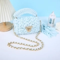 Sac bandoulière au crochet bleu clair, élégant sac épaule en fil tricoté chaîne dorée. - S / Bleu clair