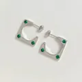 Orecchini a C quadrati in argento con zirconi verde smeraldo e chiusura a farfalla - Argento con Zircone Verde (PDE1501)