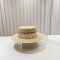 Dettaglio del cappello di paglia boater con strass eleganti e nastro crema - Strass di Lusso Beige