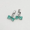 Pendientes de lazo en metal plateado con brillantes cristales verdes en forma de corazón - Base de plata con circonita verde