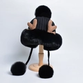 Cappello in maglia nero con corna marroni e pompon di peluche su supporto in legno - Nero