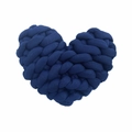 Detalle de cojín de corazón tejido a mano en azul oscuro con textura de hilo de algodón - Azul marino