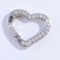 Dettaglio della chiusura a molla a cuore argento con pietre di zircone scintillanti - Chiusura a Cuore Argento