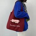 Sac bandoulière en toile rouge avec poupée lapin rose et lettrage blanc élégant - Rouge Lapin