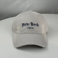 Detailansicht der grauen Vintage-Baseballkappe mit New York-Stickerei und modischen Riss-Effekten - Einheitsgröße (58-60cm) / Grau