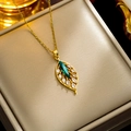 Collier doré élégant avec pendentif feuille et pierre verte sur un écrin à bijoux - Style Feuille Verte (330 Vert)