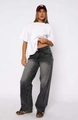 Vista intera di jeans grigi a gamba dritta a vita alta con t-shirt bianca e scarpe sportive - S / Grigio