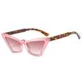 Occhiali da sole rosa cat-eye con stanghette tartarugate in vista angolata a 45 gradi - Montatura Rosa Lenti Rosso Sfumato
