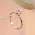 Detail eines verstellbaren Herzrings in Roségold mit rosa Zirkon und Mikropavé - Einstellbar Offen / Roségold