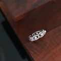 Close-up van zilveren golfring met vijf witte parels en fonkelende zirkonia stenen - Golf Pave Zirkonia Parel Stijl / Zilver